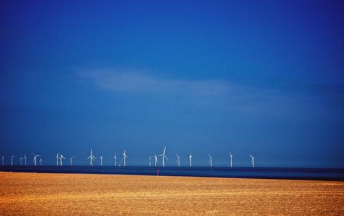  法国总统马克龙近来宣告，跟着协议将公共补助削减四分之一，六个海优势电项目将继续进行。  来自总统和环境部长Nicolas Hulot的一些推文提醒，税率从每兆瓦时200欧元降低到每兆瓦时150欧元。 由法国电力公司EDF主导的一个财团支撑六个海优势电项目中的三个项目：英吉利海峡Fecamp海优势电场，装机498兆瓦；同样在英吉利海峡的Courseulles-sur-Mer海优势电方案，装机450兆瓦；以及大西洋沿岸的Loire-Atlantique区域的480MW的Saint-Nazaire项目。 由Engie SA主导的企业联合体将担任运营两个海优势电场，累计装机容量近1吉瓦。此外，西班牙Iberdrola赢得了布列塔尼496兆瓦的Saint Brieuc海优势电项目。 据悉，从头商洽协议后定的税率将节约超越150亿欧元的公共资金。
